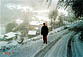 Paolo sulla neve; alle sue spalle la contrada Lesi