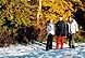 i MaiStraki, sulla neve, con alle spalle il bosco, colorato dagli splendidi colori autunnali