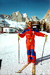 Tommy nella divisa della 'Sicurezza Piste Sci' a Vigo di Fassa/Ciampediè...