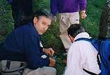 Piero e Giampaolo intenti alla raccolta dei funghi